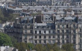 Daire Paris'teki Notre Dame Katedrali'nin apsisi üzerindeki Jean XXIII Meydanı'na bakmaktadır