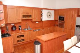 Bir yerleşim bölgesinde lüks dubleks daire