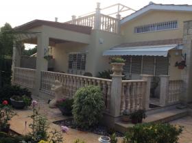 Latchi'de Denize Sıfır Villa