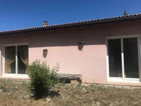 Vadiye bakan manzaralı Tek katlı ev