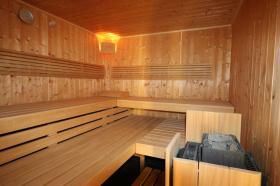 Satılık sauna alanı ve kapalı yüzme havuzlu konut ticari bina