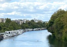 Seine'de olağanüstü çatı katı tekne evi