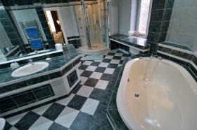 Çok talepkar bir müşteri için 1702 m2 arsa ile 870 m2 lüks villa