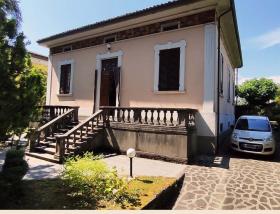Toskana'da bir ortaçağ köyünde bulunan villa