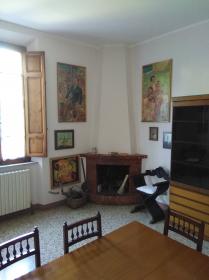 Toskana'da bir ortaçağ köyünde bulunan villa