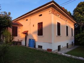 Toskana'da bir ortaçağ köyünde bulunan villa