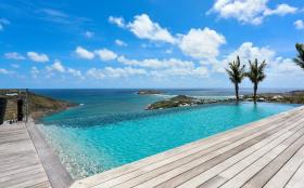 Saint Barth'ta Marigot koyuna bakan Villa Joy