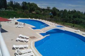 Issyk-Kul Gölü'nün kuzey kıyısında satılık tatil köyü kompleksi