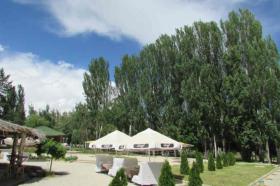 Issyk-Kul Gölü'nün kuzey kıyısında satılık tatil köyü kompleksi