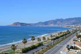 Panoramik pencereli ve deniz manzaralı daire