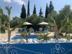 Acil, sahile 5 dakika mesafede satılık güzel bir villa