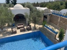 Zeytin ağaçlarının ortasında deniz manzaralı villa