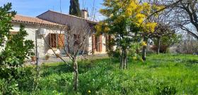 Güzel dağ manzarasını restore etmek için bir Fransız köyünün kenarındaki villa