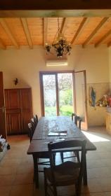 Güzel dağ manzarasını restore etmek için bir Fransız köyünün kenarındaki villa