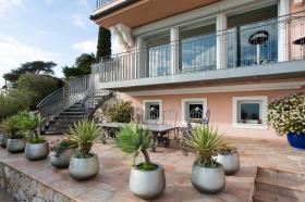 Villefranche-Sur-Mer'de deniz ve Saint Jean Cap-Ferrat'ın muhteşem manzarasına sahip satılık villa