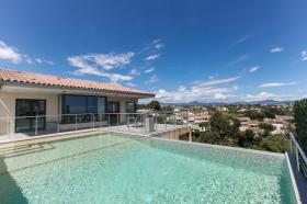 Panoramik şehir ve deniz manzaralı çağdaş villa