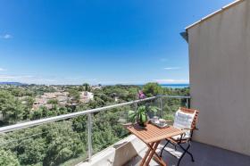 Panoramik şehir ve deniz manzaralı çağdaş villa