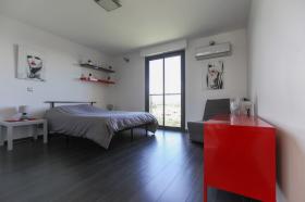 Panoramik şehir ve deniz manzaralı çağdaş villa