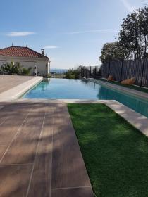 Fransız Rivierası'nda deniz manzaralı modern villa