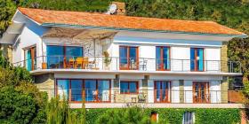 Cannes Körfezi'nin panoramik manzarasına sahip, yenilenmiş muhteşem villa