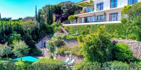 Cannes Körfezi'nin panoramik manzarasına sahip, yenilenmiş muhteşem villa