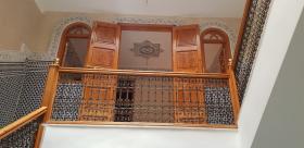 Muhteşem geleneksel Fas Riad'ı, tarihi şehir merkezinde tamamen yenilenmiştir.