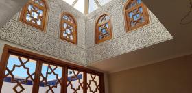 Muhteşem geleneksel Fas Riad'ı, tarihi şehir merkezinde tamamen yenilenmiştir.