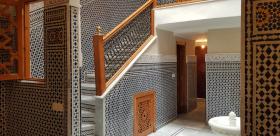 Muhteşem geleneksel Fas Riad'ı, tarihi şehir merkezinde tamamen yenilenmiştir.