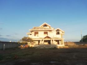 Bitmemiş bir ev ile arazi satışı