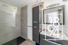 Şehir merkezine yakın deniz manzaralı daire