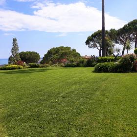 Panoramik deniz manzaralı ve güzel peyzajlı bahçeli daire - Fransız Rivierası