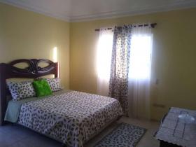 Site içinde satılık geniş daire - plaja 20 dakika