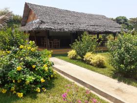 Turist adasında birlikte satılık restoran, yazlık ve villa