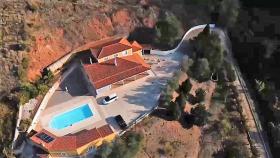Fantastik yenilenmiş 5 odalı villa, 14000 m2 arsa, tenis kortu, havuz