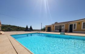 Fantastik yenilenmiş 5 odalı villa, 14000 m2 arsa, tenis kortu, havuz