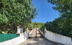 Fantastik yenilenmiş 5 odalı villa, 14000 m2 arsa, tenis kortu, havuz
