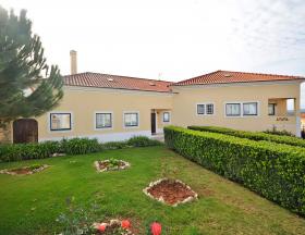 Yüzme havuzlu 1050m2 arsa üzerinde 234 m2 yaşam alanlı dört odalı villa