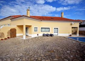Yüzme havuzlu 1050m2 arsa üzerinde 234 m2 yaşam alanlı dört odalı villa