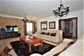 Yüzme havuzlu 1050m2 arsa üzerinde 234 m2 yaşam alanlı dört odalı villa