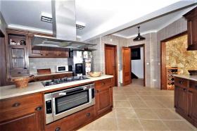 Yüzme havuzlu 1050m2 arsa üzerinde 234 m2 yaşam alanlı dört odalı villa
