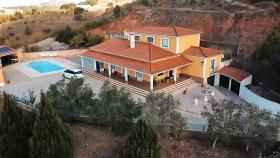 Fantastik yenilenmiş 5 odalı villa, 14000 m2 arsa, tenis kortu, havuz