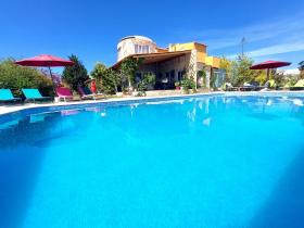 Denizin ve kırsalın muhteşem panoramik manzarasına sahip büyüleyici villa