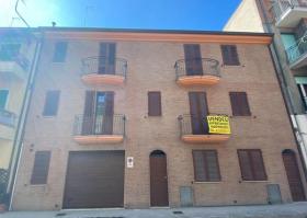 Porto San Giorgio'nun merkezinde yer alan yepyeni iki aile evi