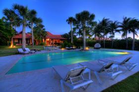Okyanus kıyısındaki villa Shangri La