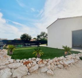 Poulx'un yükseklerinde ideal bir konuma sahip villa