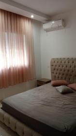 Güvenli bir konutta zengin bir şekilde döşenmiş daire