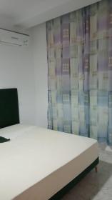 Güvenli bir konutta zengin bir şekilde döşenmiş daire