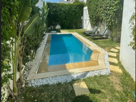 Yüzme havuzlu büyüleyici villa