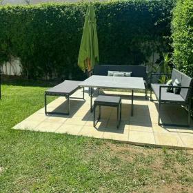 Yüzme havuzlu büyüleyici villa