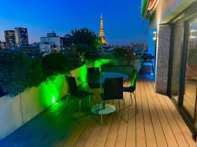 Teraslı ve büyülü Paris manzaralı daire
